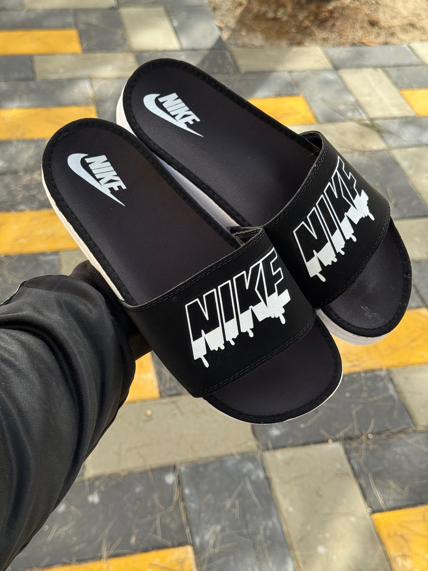 ADIDAS / NIKE