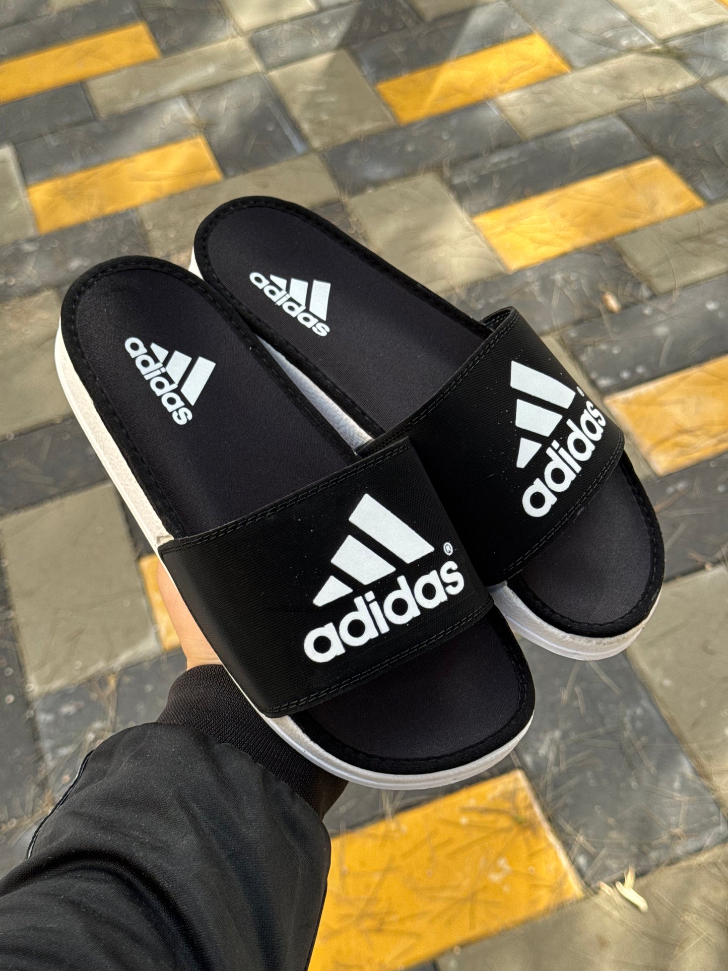 ADIDAS / NIKE